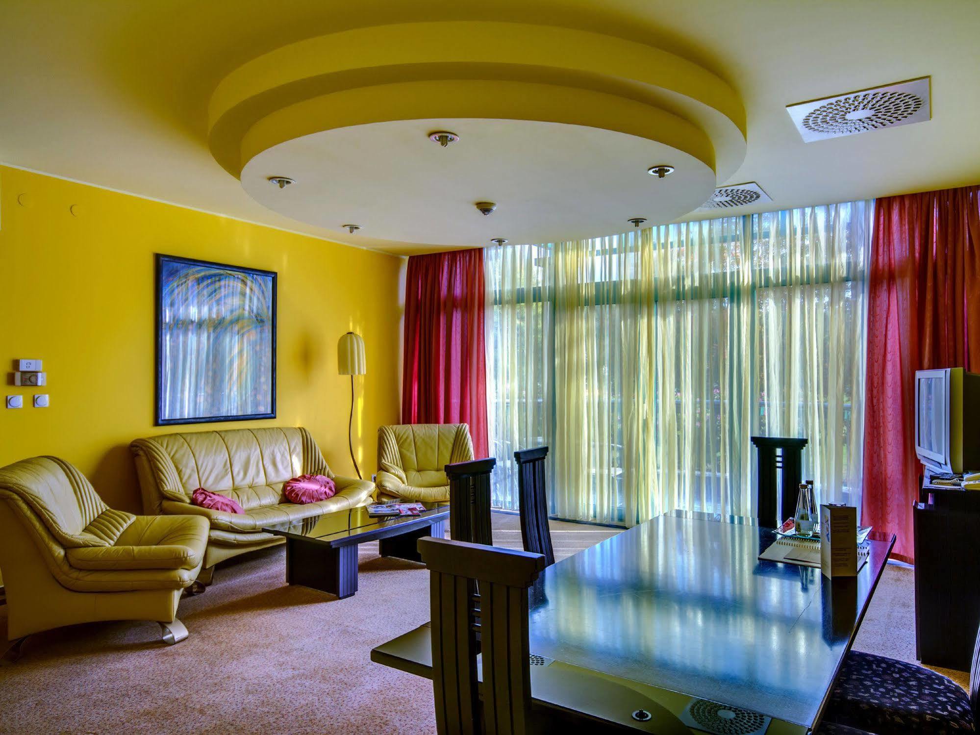 Green Hotel Komorniki  Exterior photo